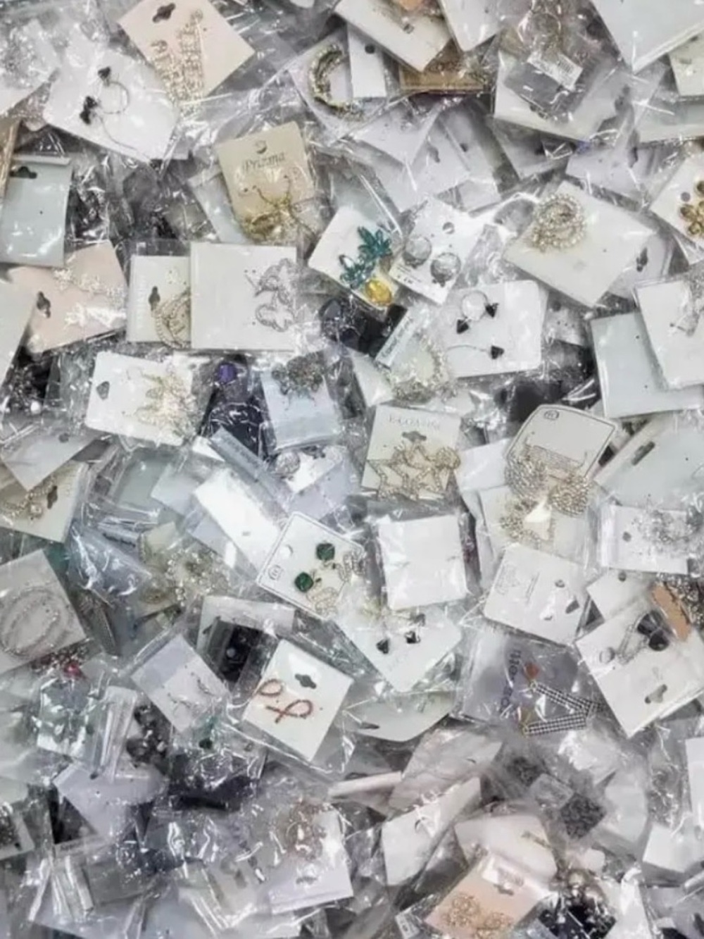 💎 MYSTERY JEWELRY BUNDLE 💎 
Guaranteed a minimum of 5 jewelry items